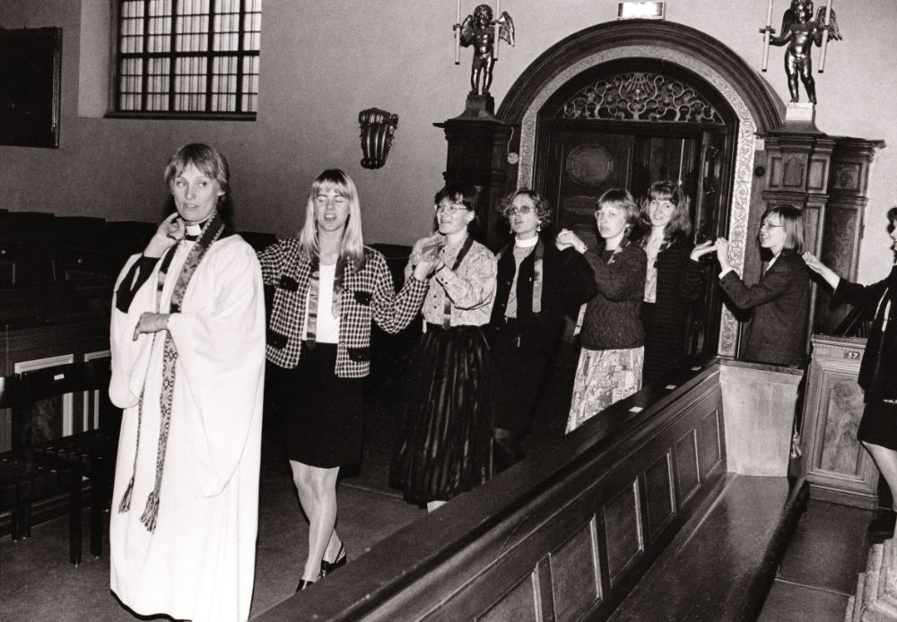 Ar teoloģijas studentēm no Latvijas. Zviedrija, 20. gs. 90. gadu sākums. Foto: Reins Velme (Rein Välme)