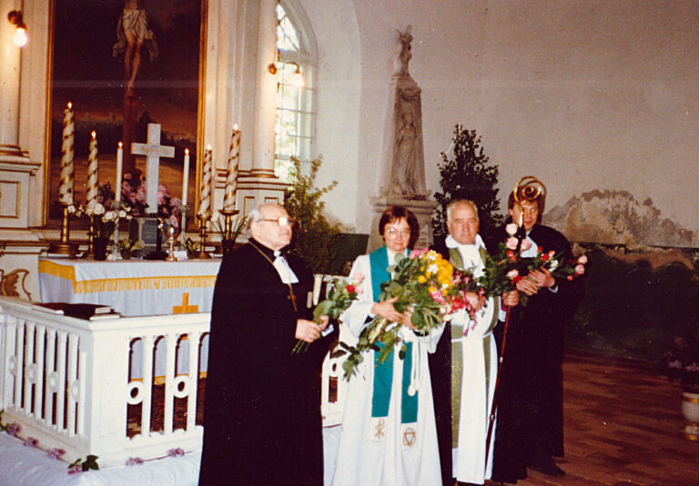 Amatā ievešanas dievkalpojums Piltenes draudzē. 1993. gada 9. jūnijā