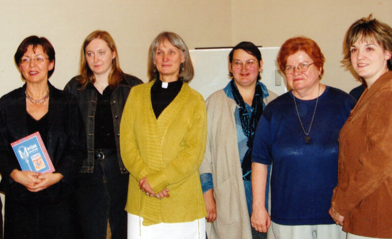 Grāmatas “Marijas dziesmas un stāsti” atklāšanas pasākums Rīgā. Vija – otrā no labās. 2005. gads