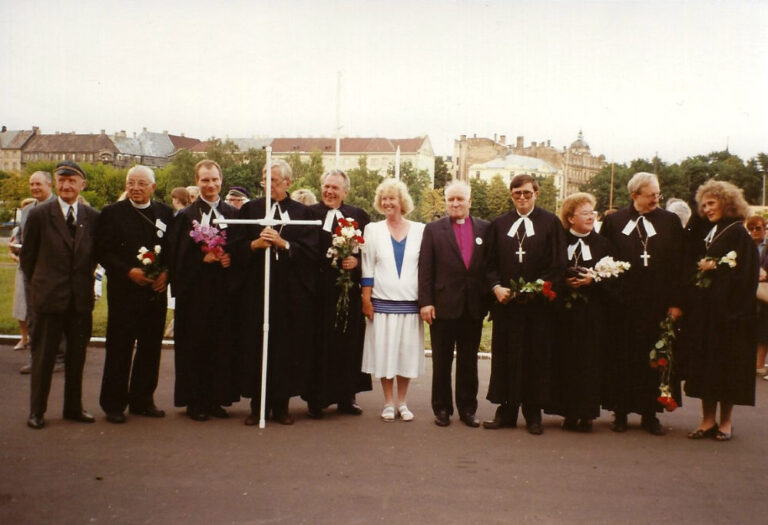 Pirmo reizi kā mācītāja Latvijā – pirmā no labās. Rīga, 1990. gads