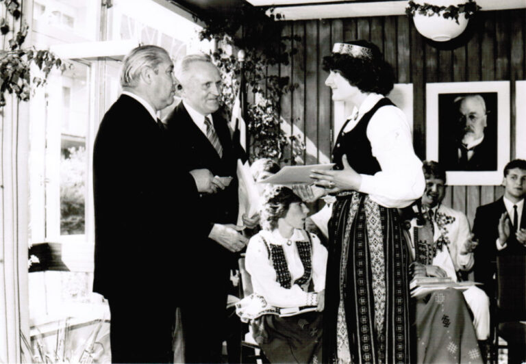 Minsteres Latviešu ģimnāzijas izlaidums Minsterē, Vācijā. 1982. gada 26. jūnijā
