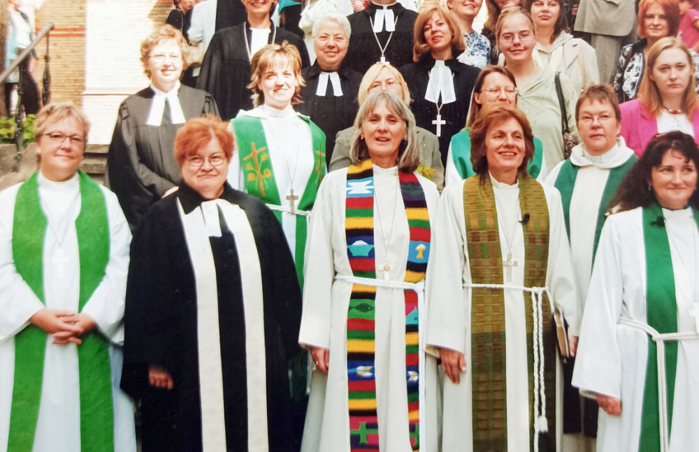 Sieviešu ordinācijas 30 gadu jubilejas dievkalpojums Rīgā. Vija – melnā talārā. 2005. gads