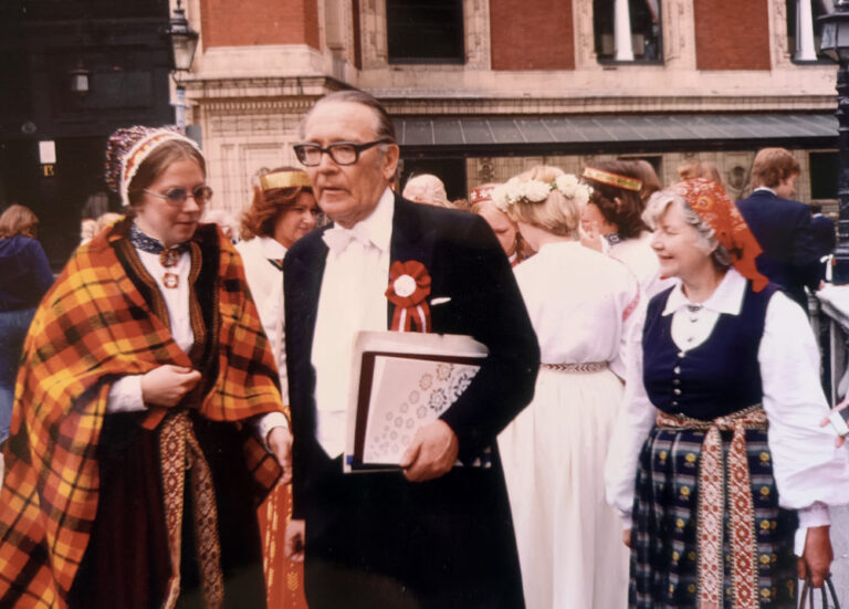 Ar tēvu, komponistu un diriģentu Albertu Jērumu. IV Eiropas latviešu dziesmu svētki Londonā. 1977. gada jūlijs
