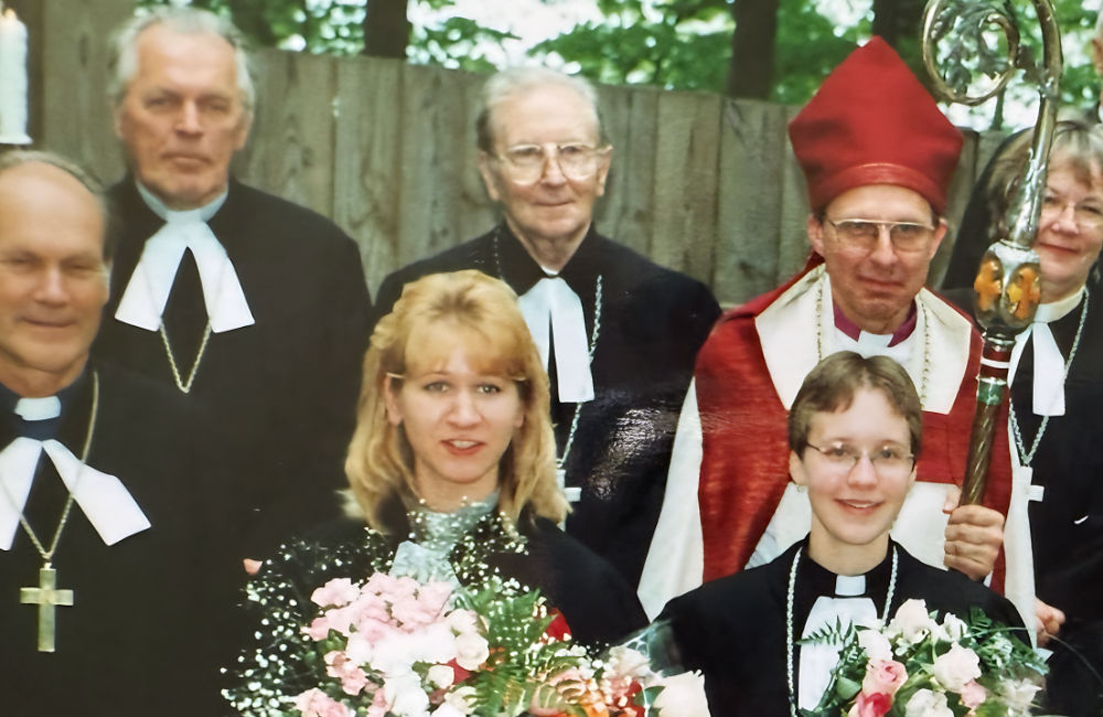 Ordinācijas dienā Garezerā, ASV. Gundega – pirmā no kreisās. 2000. gada 18. maijā