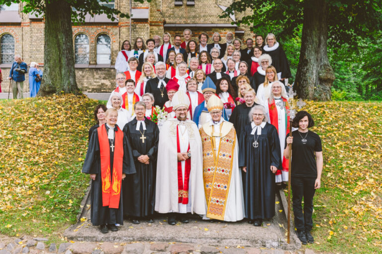  Sieviešu ordinācijas 50 gadu jubilejas dievkalpojumā Rīgā. Lilija  – priekšējā rindā pa labi. 2025. gada 6. septembrī.  Foto: Oskars Upenieks