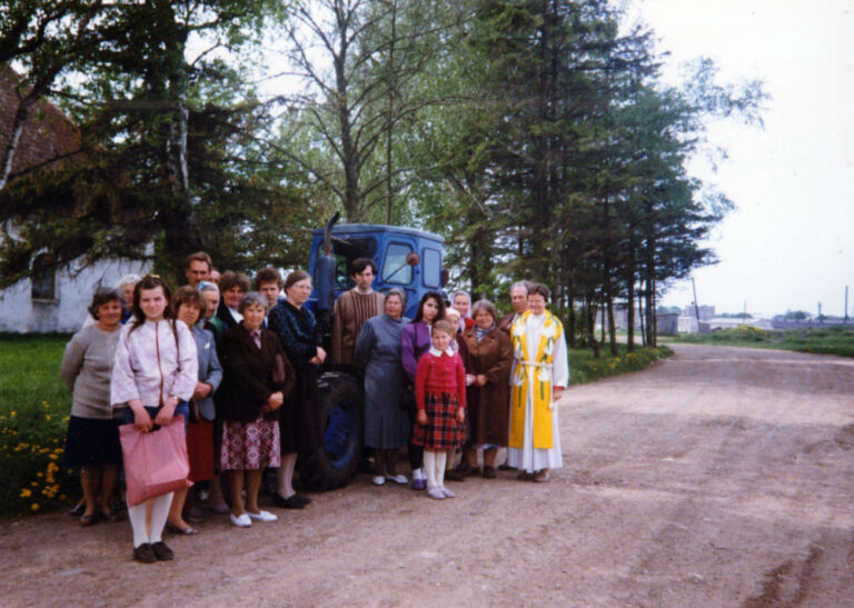 Draudze un mācītāja pie tikko iegādātā traktora Užavā. 1993. gads