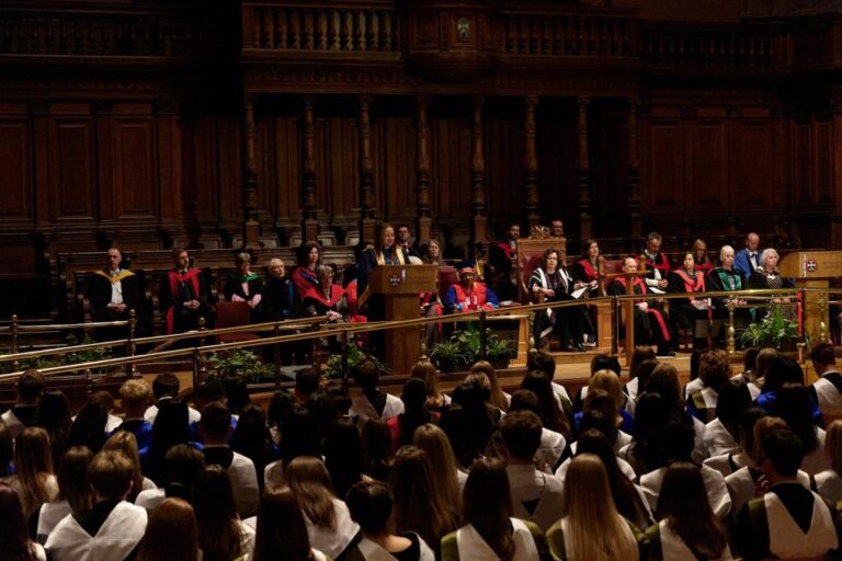 Uzrunājot absolventus Edinburgas Universitātes pirmajā izlaidumā pēc Covid-19. Edinburgā, Skotijā, 2023. gads